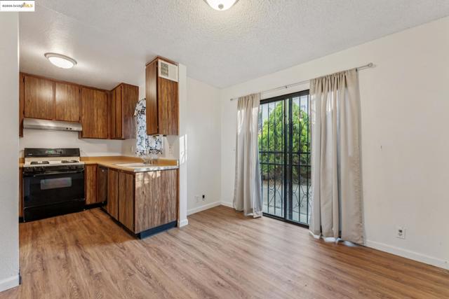 9663 Elmview, Oakland CA: https://media.crmls.org/mediaz/6d16b6cf-c747-4a41-870e-a78f2d8fc852.jpg