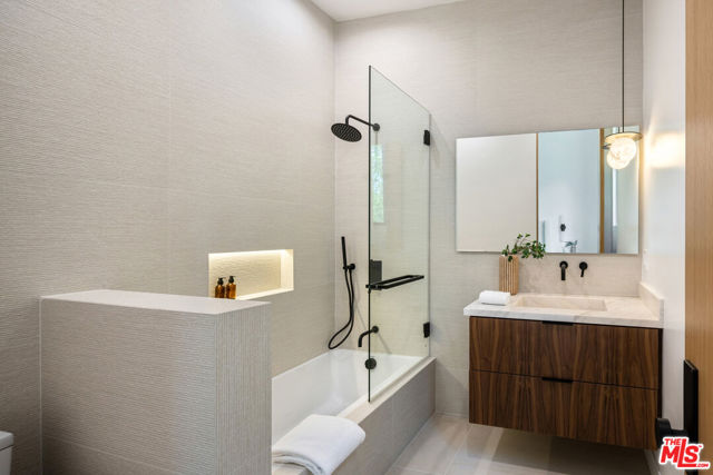 9715 Arby Drive, Beverly Hills CA: https://media.crmls.org/mediaz/6d170035-7e57-4f4f-a9f9-5f8870006551.jpg