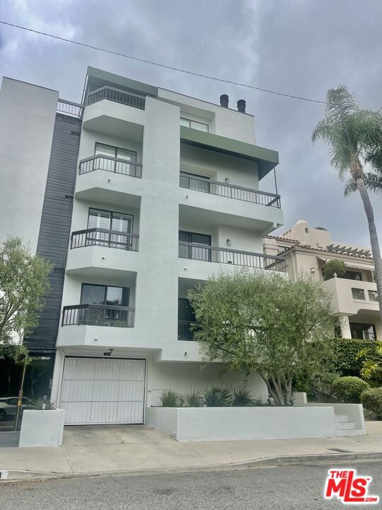 9033 Vista Grande Street, West Hollywood CA: https://media.crmls.org/mediaz/6d1723c4-7c75-40c6-aade-1081c6898619.jpg
