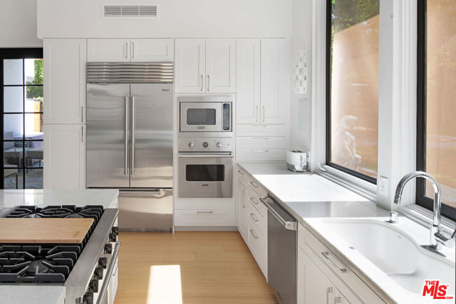 1323 Club View Drive, Los Angeles CA: https://media.crmls.org/mediaz/6d181c64-b9f3-4ca1-9266-3cd9cdc42717.jpg