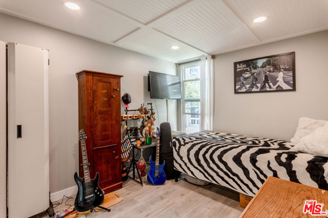 23901 Civic Center Way, Malibu CA: https://media.crmls.org/mediaz/6d18297d-5e72-4e6e-a1c4-5e4cf937712d.jpg