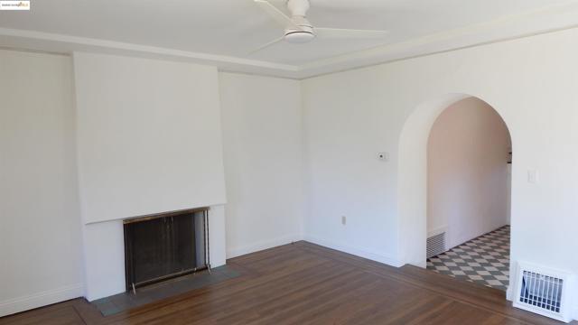 108 Green St, Martinez CA: https://media.crmls.org/mediaz/6d1896c8-d1f7-4942-a213-9da25159accd.jpg