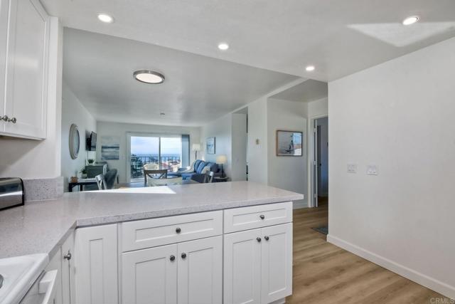 Detail Gallery Image 7 of 19 For 6675 Paseo Del Norte #B,  Carlsbad,  CA 92011 - 2 Beds | 2 Baths