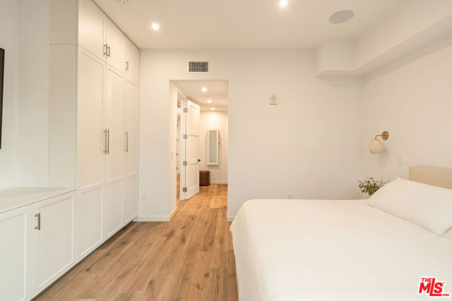 1333 Beverly Green Drive, Los Angeles CA: https://media.crmls.org/mediaz/6d193ca7-3e3b-46c7-8780-c9ebea9e0bc0.jpg