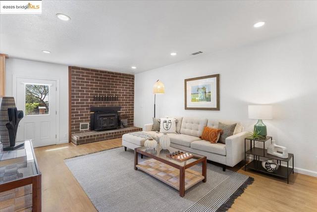 5665 Victoria LN, Livermore CA: https://media.crmls.org/mediaz/6d195331-a649-46b4-a792-f41463fd9ec5.jpg