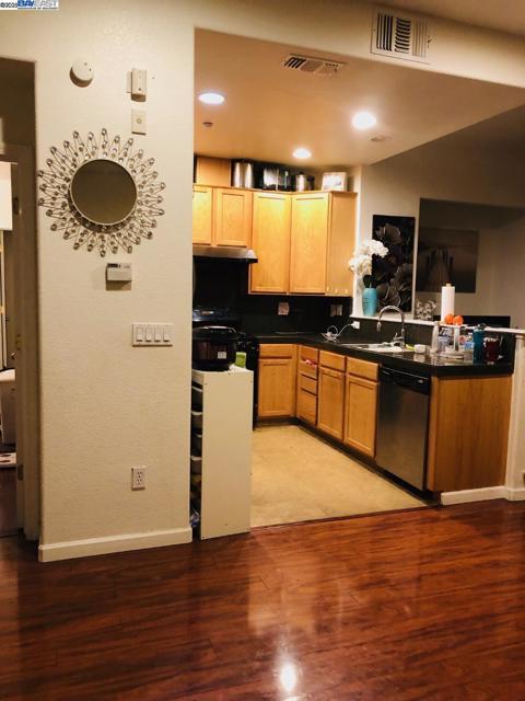 644 Artisan Pl, Hayward CA: https://media.crmls.org/mediaz/6d1b4da0-441b-40c1-89db-79aa3e7dfb13.jpg