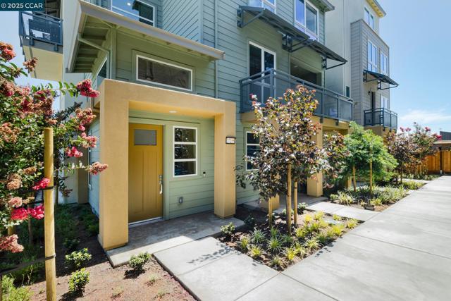 27264 Cosmo Ct, Hayward CA: https://media.crmls.org/mediaz/6d1b5ed8-1c88-4c7a-8fd6-b59f6b83bb05.jpg