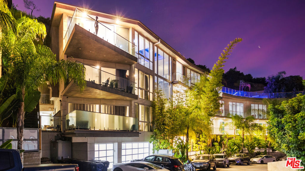 6425 Weidlake Drive — Modern