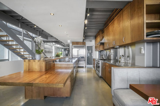 2911 Ocean Front Walk, Venice CA: https://media.crmls.org/mediaz/6d1ba0f4-3183-43cb-93ce-2d77b95c90fa.jpg