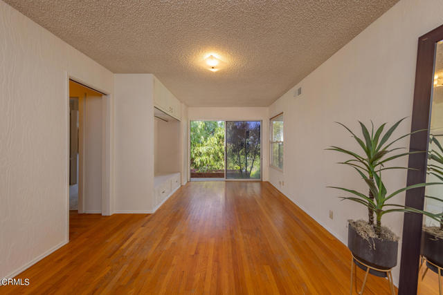1207 N Signal Street, Ojai CA: https://media.crmls.org/mediaz/6d1c9fb7-2694-4c4e-8edd-6e06ab045751.jpg
