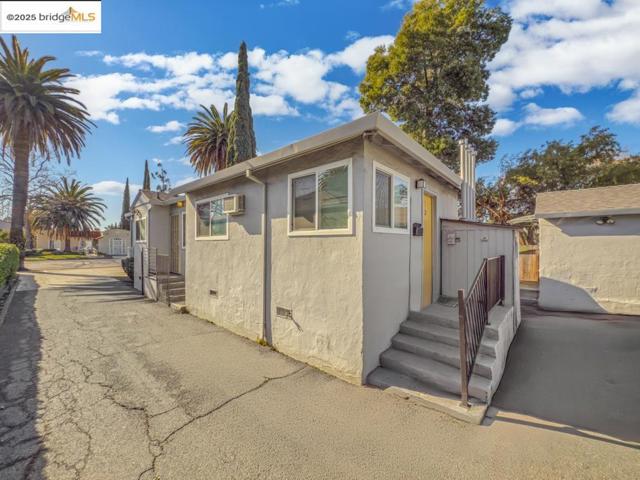 2745 Concord Blvd, Concord CA: https://media.crmls.org/mediaz/6d1cee27-8ea9-44b8-9847-2b04e17bdcc6.jpg