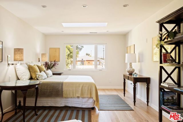 825 Coeur D Alene Avenue, Venice CA: https://media.crmls.org/mediaz/6d1f8cf3-64ee-4779-965e-e1b37ecdd760.jpg