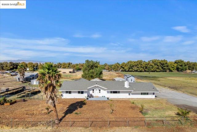 3164 Bixler Rd, Brentwood CA: https://media.crmls.org/mediaz/6d1fdfc5-dbf8-475f-be35-da1cecfc3ddb.jpg