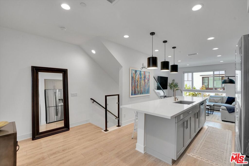 2927 Exposition Place #3