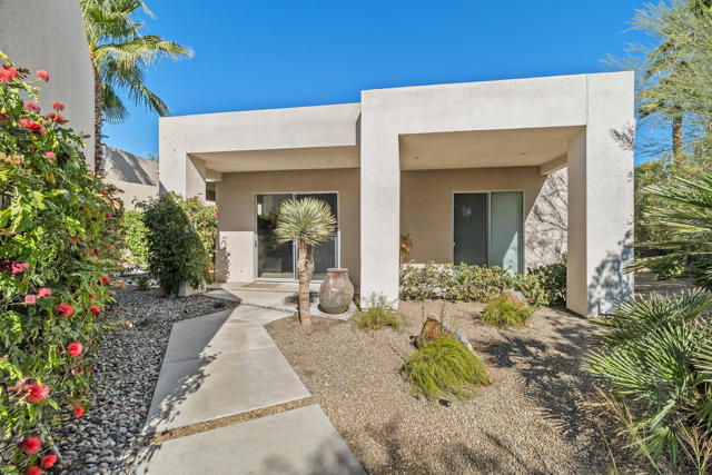 81 Royal Saint Georges Way, Rancho Mirage CA: https://media.crmls.org/mediaz/6d20fd83-16b2-4eae-b785-534bc0fe4bab.jpg