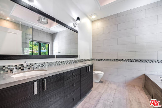 1600 Benedict Canyon Drive, Beverly Hills CA: https://media.crmls.org/mediaz/6d21ac62-d5d7-463a-b010-d33a80003c16.jpg