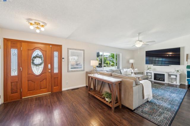 2740 Mohawk Cir, San Ramon CA: https://media.crmls.org/mediaz/6d21f9dd-b63f-417d-8d61-e8ba4316a5c0.jpg