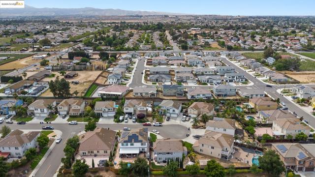 150 Ridge Crest Ct, Oakley CA: https://media.crmls.org/mediaz/6d2281cc-d485-4703-ba6e-93d9a592122f.jpg