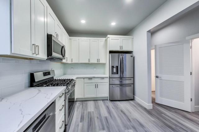 811 Oak Street, San Francisco CA: https://media.crmls.org/mediaz/6d243cd7-c35c-41c5-8d92-0b3f1a51437e.jpg