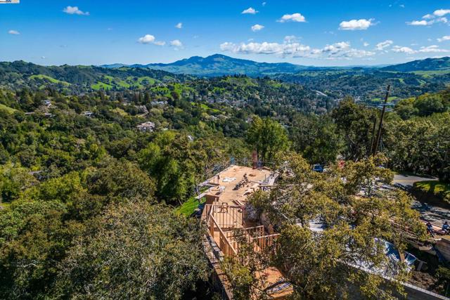 42 Charles Hill Cir, Orinda CA: https://media.crmls.org/mediaz/6d24734b-61c0-4595-96ba-bf37e279c19a.jpg