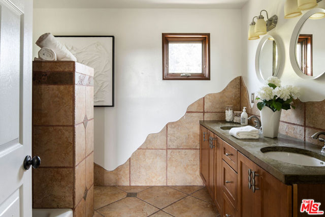 2125 Kew Drive, Los Angeles CA: https://media.crmls.org/mediaz/6d257543-5d6d-4683-a01e-0d6809aacbb0.jpg