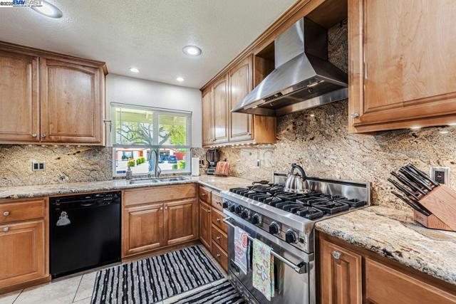 4318 Ellen Way, Union City CA: https://media.crmls.org/mediaz/6d26785c-656d-47ad-a8fe-36a0debe5742.jpg