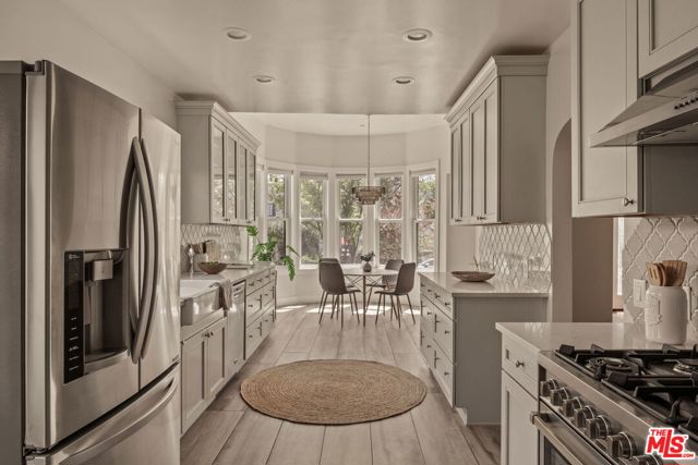 571 N Cahuenga Boulevard, Los Angeles CA: https://media.crmls.org/mediaz/6d278fee-92bb-4759-ab66-dd436b5d38d7.jpg