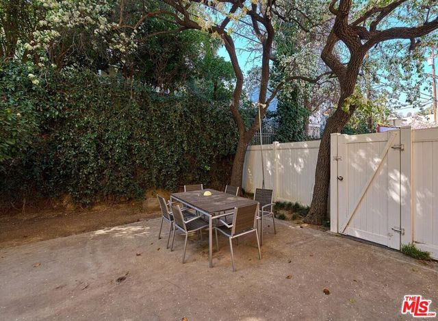 3315 Griffith Park Boulevard, Los Angeles CA: https://media.crmls.org/mediaz/6d28080d-3bbf-4f58-a8f2-711f4b65f96c.jpg