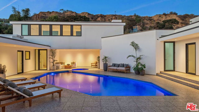 31388 Broad Beach Road, Malibu CA: https://media.crmls.org/mediaz/6d28bb07-6937-46f8-b150-e7007f89f2b6.jpg