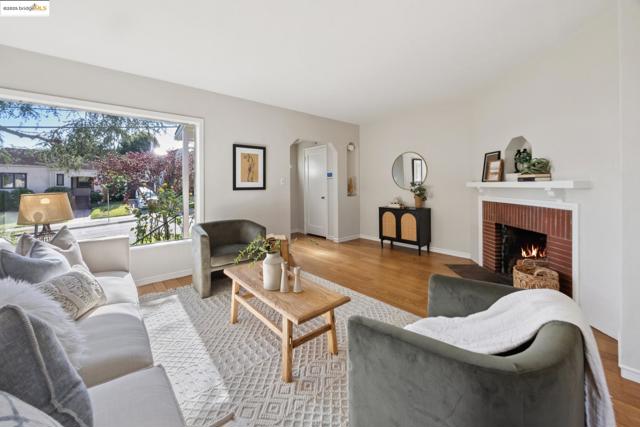 5318 Fleming Avenue, Oakland CA: https://media.crmls.org/mediaz/6d28da6f-0779-42ad-88e3-22f60871f98a.jpg