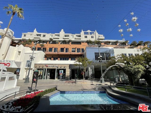 1453 3rd Street Promenade, Santa Monica CA: https://media.crmls.org/mediaz/6d2a1a7f-70f5-48df-b17f-7b13bffb52e1.jpg