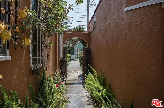 2146 Holly Drive, Los Angeles CA: https://media.crmls.org/mediaz/6d2a701a-f722-414a-a14d-8669104bb3e0.jpg