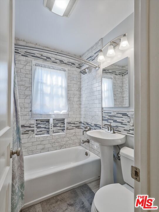 3645 Beethoven Street, Los Angeles CA: https://media.crmls.org/mediaz/6d2a804c-d9c1-41c4-a4ea-039a51067dbf.jpg