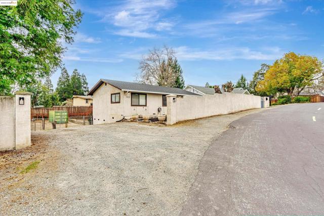 327 4Th Ave, Pleasant Hill CA: https://media.crmls.org/mediaz/6d2b4fb0-83dd-4059-ab3a-d6b2130915ae.jpg