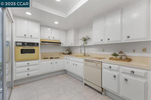 1833 Skycrest Dr, Walnut Creek CA: https://media.crmls.org/mediaz/6d2c319f-f9f3-42da-8184-164f912928c5.jpg