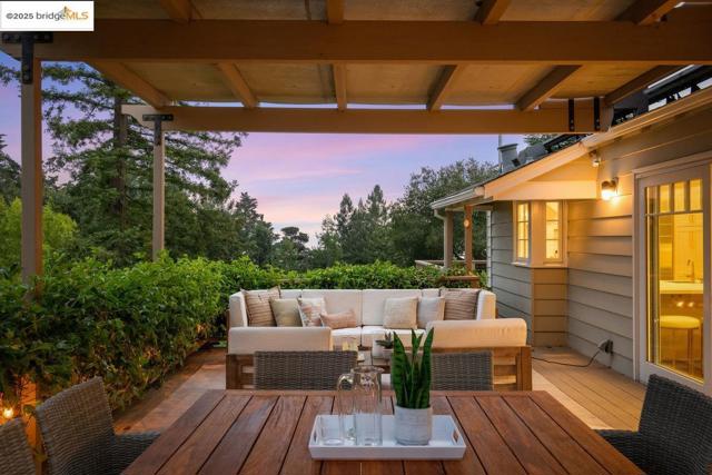 6452 Ascot Dr, Oakland CA: https://media.crmls.org/mediaz/6d2c8f04-e3b1-45a0-b129-4467b5a8efe4.jpg