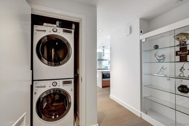 888 W E St, San Diego CA: https://media.crmls.org/mediaz/6d2cbd15-15ae-4c5f-94ce-a099fa7d9bca.jpg