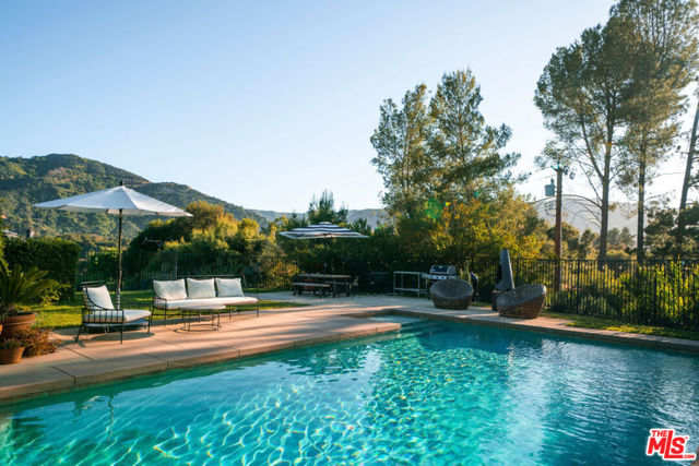 25761 Vista Verde Drive, Calabasas CA: https://media.crmls.org/mediaz/6d2d11d8-a4c2-478c-8c78-d9943e996c56.jpg