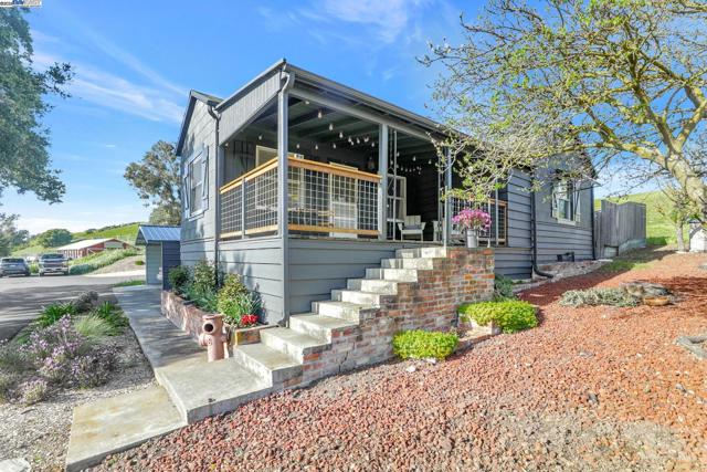5135 Andrade Rd, Sunol CA: https://media.crmls.org/mediaz/6d2d1982-699f-41e7-a5ee-f31f36411359.jpg