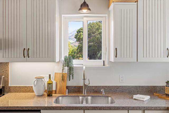 18 Upper Circle, Carmel Valley CA: https://media.crmls.org/mediaz/6d2e1f49-b2df-45c7-8c09-5c8decfc494c.jpg