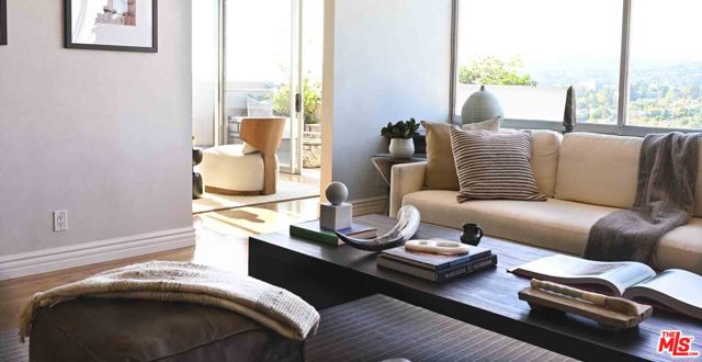 865 Comstock Avenue, Los Angeles CA: https://media.crmls.org/mediaz/6d2e5fe1-b00e-48a2-b14f-00d30916d559.jpg