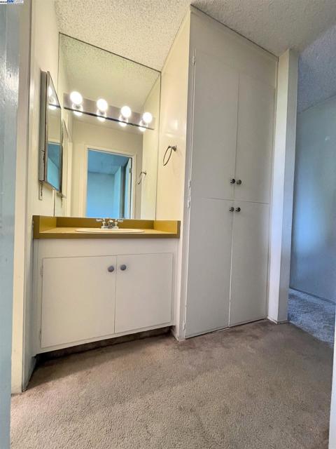 3751 Harrison St, Oakland CA: https://media.crmls.org/mediaz/6d2e9a37-14ac-4f42-9b3a-d389e834aec1.jpg