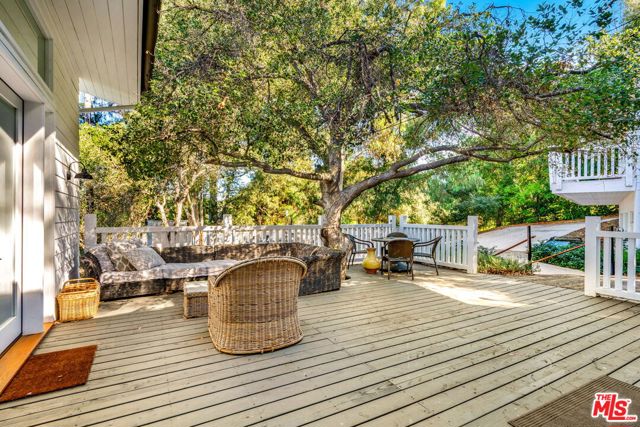 9669 Oak Pass Road, Beverly Hills CA: https://media.crmls.org/mediaz/6d2f7392-643d-4d27-8571-ccda228ccaae.jpg