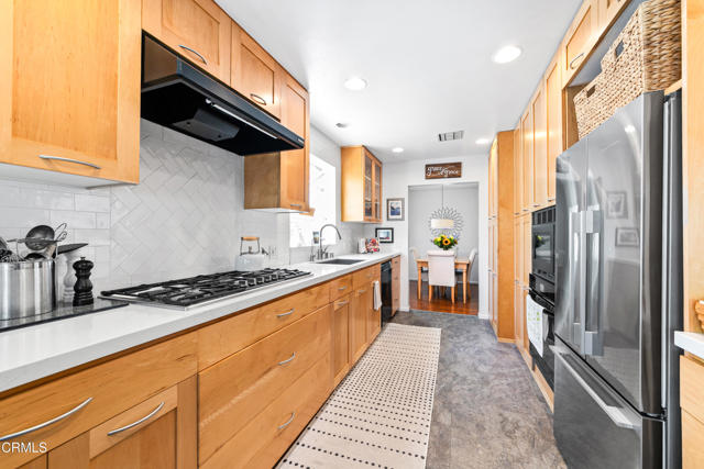 331 N Avon Street, Burbank CA: https://media.crmls.org/mediaz/6d2f7dd3-a8e8-40c0-9bd4-a3d20ef5e95c.jpg