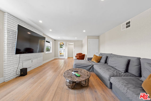 13513 Cheltenham Drive, Sherman Oaks CA: https://media.crmls.org/mediaz/6d2fb8cf-8f40-4373-87e0-eb102e5b88bf.jpg