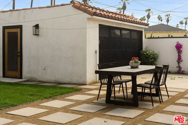 3928 S Bronson Avenue, Los Angeles CA: https://media.crmls.org/mediaz/6d307e4a-4545-40bc-a8f9-69661f6dc6a2.jpg