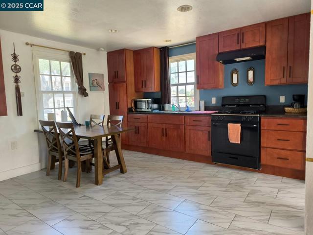 13 Werden St, Vallejo CA: https://media.crmls.org/mediaz/6d313adc-b1f3-44bd-954d-af90ba3b84bd.jpg
