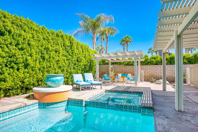 642 E Daisy Street, Palm Springs CA: https://media.crmls.org/mediaz/6d31bb9c-c889-4967-ab3e-ecb55fc82183.jpg