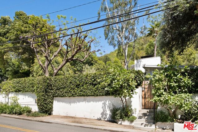 3366 Mandeville Canyon Road, Los Angeles CA: https://media.crmls.org/mediaz/6d32429b-4a15-42ab-ae1e-f05c28517391.jpg