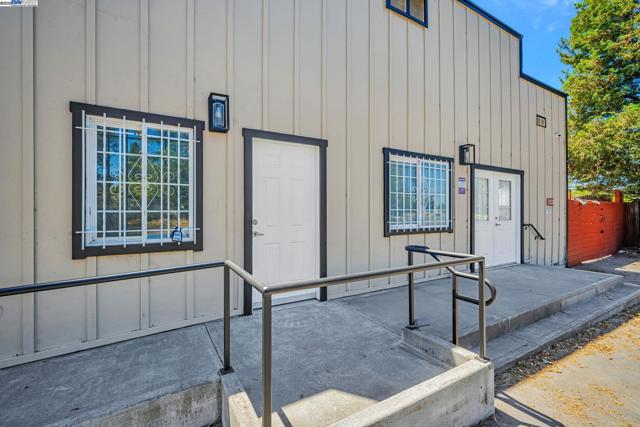 3920 Gravenstein Hwy, Sebastopol CA: https://media.crmls.org/mediaz/6d329ab3-a46e-4183-9c00-e26f898d2bb7.jpg
